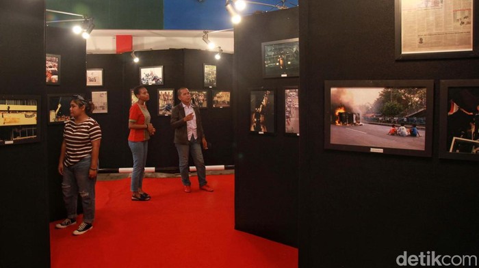 25 Tahun Mengenang Reformasi Dalam Bingkai Foto