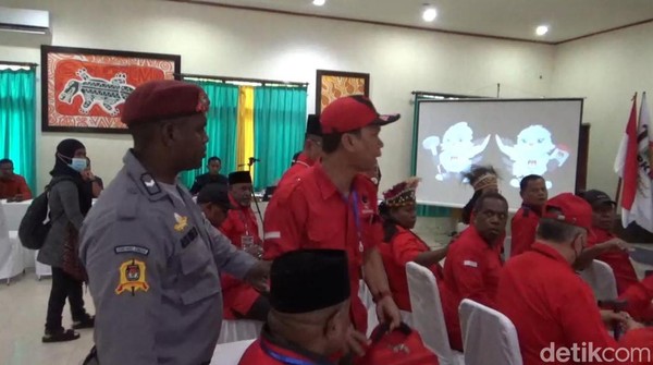 Edo Kondologit Bacaleg PDIP PBD Adu Mulut di KPU gegara Nomor Urut Berubah