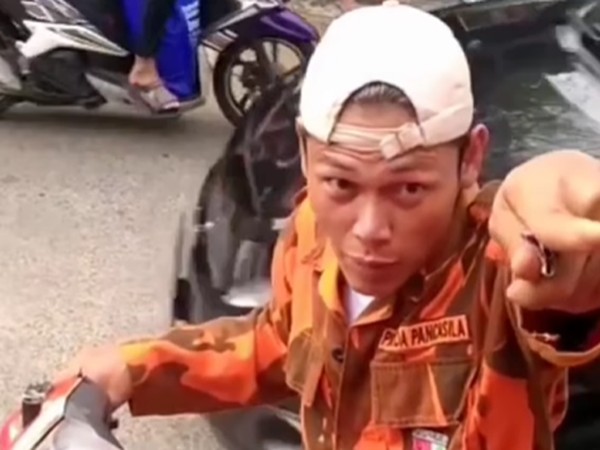 Diburu Polisi, Ini Tampang Pria Berbaju Ormas yang Palak Sopir di Bogor