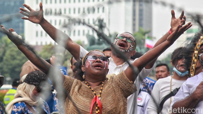 Minta Diangkat ASN, Warga Papua Demo di Patung Kuda