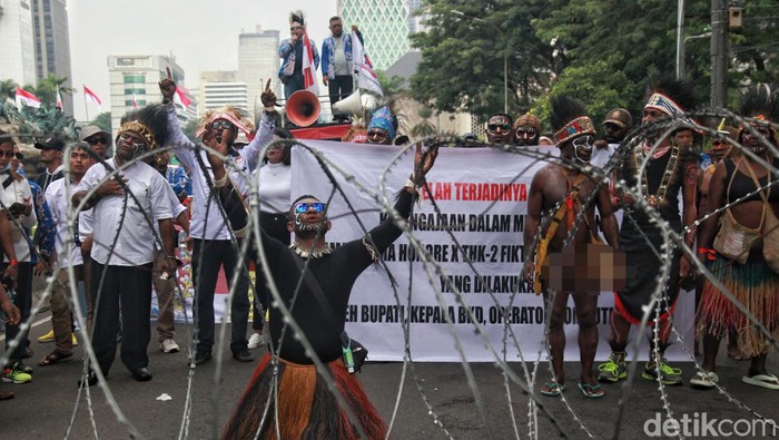 Minta Diangkat ASN, Warga Papua Demo di Patung Kuda