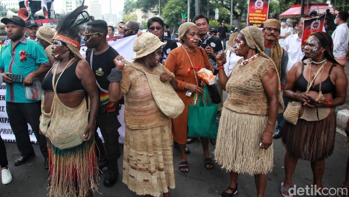 Minta Diangkat ASN, Warga Papua Demo di Patung Kuda