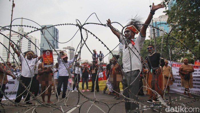 Minta Diangkat ASN, Warga Papua Demo di Patung Kuda