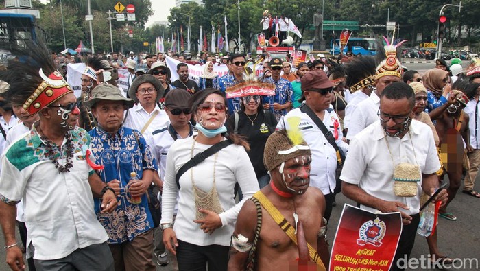 Minta Diangkat ASN, Warga Papua Demo di Patung Kuda