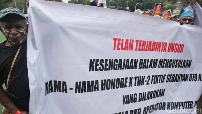 Minta Diangkat ASN, Warga Papua Demo di Patung Kuda