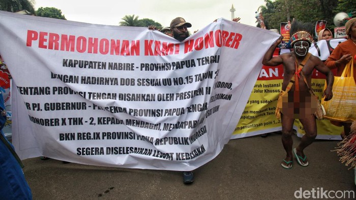 Minta Diangkat ASN, Warga Papua Demo di Patung Kuda