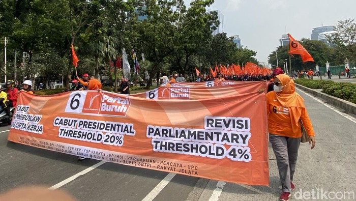 Massa Buruh Long March ke MK, Minta Omnibus Law UU Cipta Kerja Dicabut