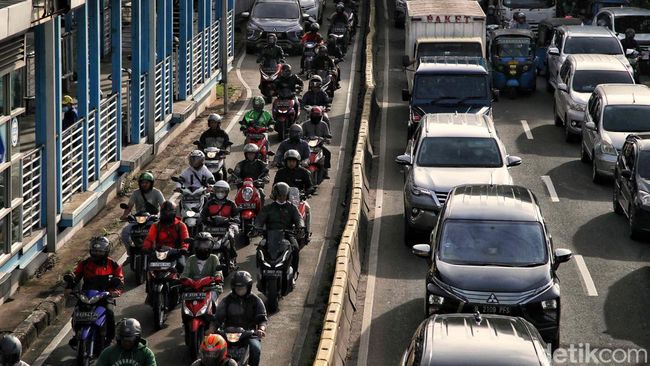 Motor Banyak Unggulnya, Orang Malas Naik Transportasi Umum