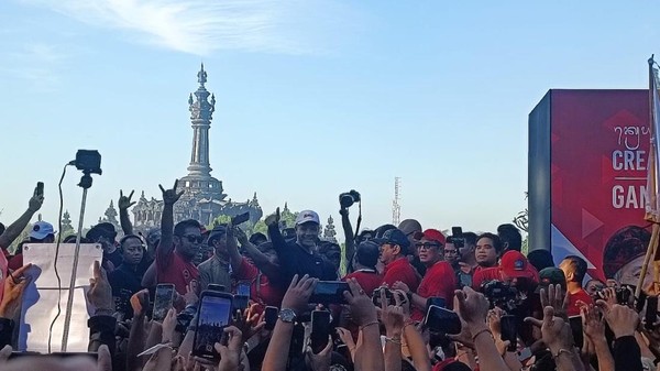 warga-berebut-foto-dengan-ganjar-koster-nggak-tahu-bagaimana-rasanya