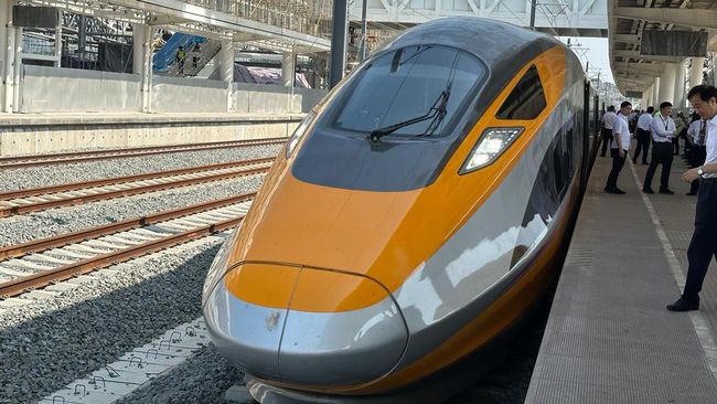 852 TKA China Didatangkan Jadi Operator Kereta Cepat Jakarta-Bandung, Dr Tifa: Tolol!