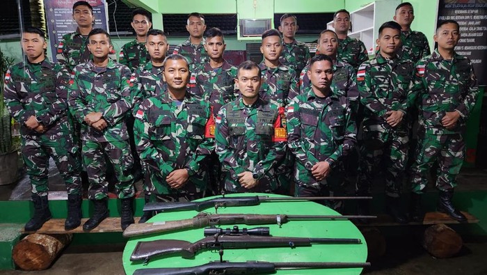 Simpatisan KKB di Perbatasan RI-PNG Serahkan 4 Pucuk Senjata Api ke TNI