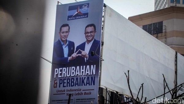 Demokrat Take Down Baliho