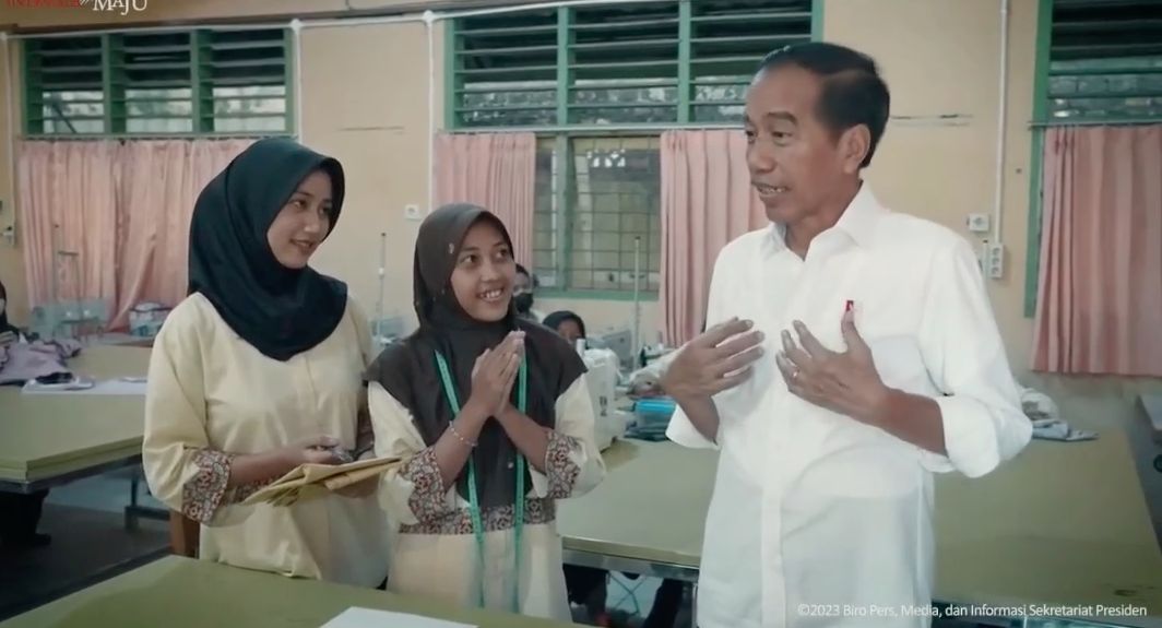 Cerita Jokowi Pakai Kemeja Putih Buatan Anak SMKN 4 Bengkulu