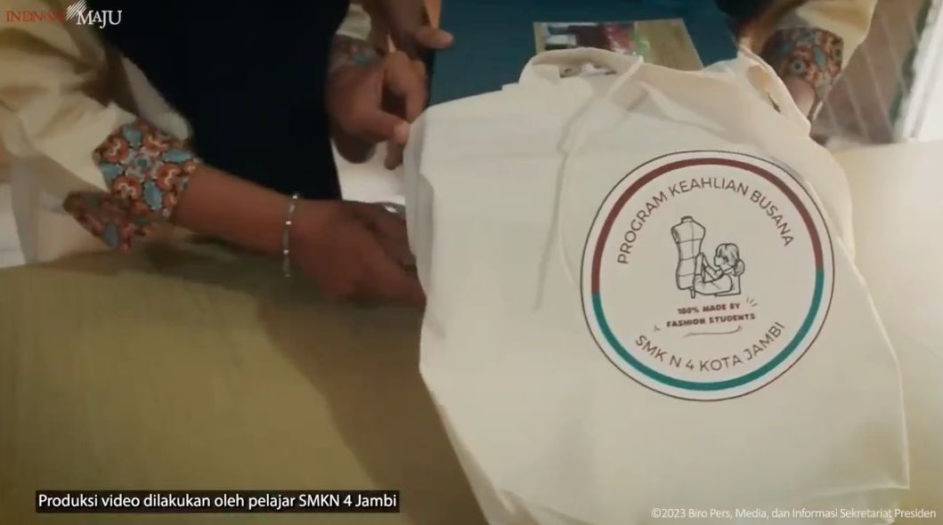 Cerita Jokowi Pakai Kemeja Putih Buatan Anak SMKN 4 Bengkulu