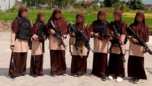 Santriwati di Magetan Bawa Senjata Laras Panjang saat Kegiatan MPLS