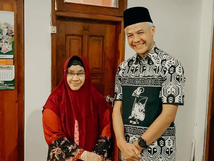 ganjar-sambangi-ibunda-menag-yaqut-di-rembang-mohon-doa-restu