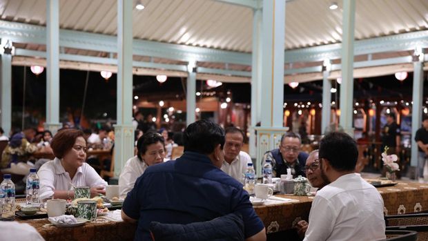 Prabowo Nyanyi Bareng Relawan Jokowi dan Gibran di Solo