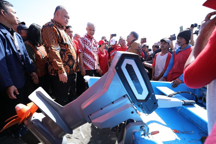 Ganjar Beri Bantuan Kapal Listrik-Asuransi untuk 20 Ribu Nelayan Kecil
