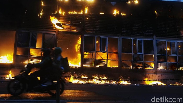 kebakaran-halte-transj-tendean-api-diduga-berasal-dari-panel-listrik