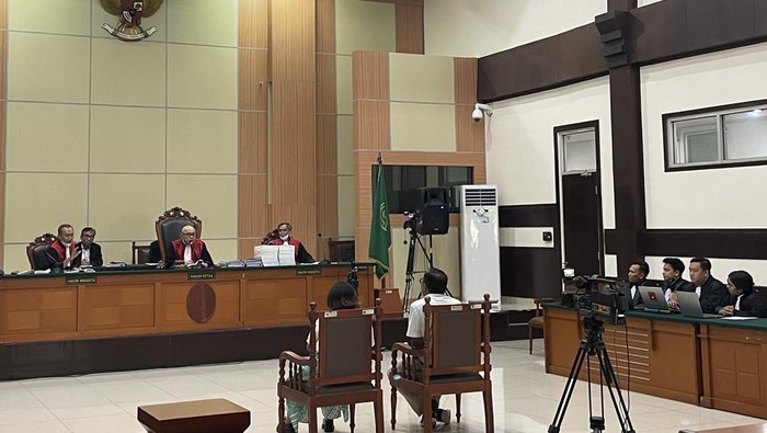 Pengunjung Sidang Haris Azhar Tiba-tiba Teriak 'Kami di Papua!'
