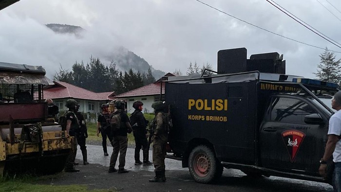 Aparat Kuasai Markas KKB di Puncak Usai Pos TNI Diserang, Parang-Panah Disita