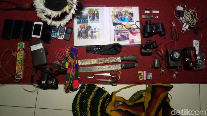 Aparat Kuasai Markas KKB di Puncak Usai Pos TNI Diserang, Parang-Panah Disita