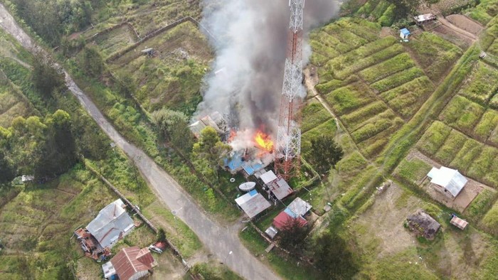 Aparat Kuasai Markas KKB di Puncak Usai Pos TNI Diserang, Parang-Panah Disita