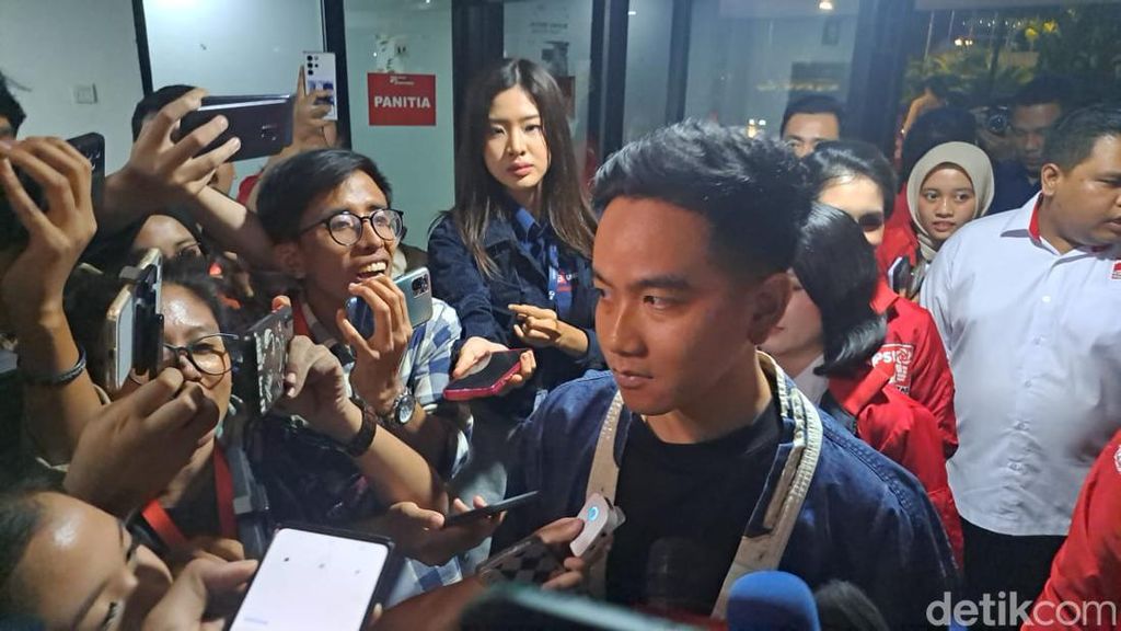 Gibran Ungkap Alasan Tolak Dipakaikan Jaket PSI: Saya Kader PDIP