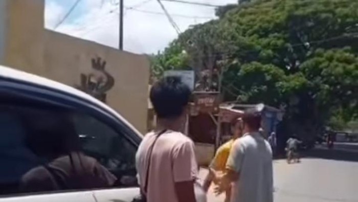 Viral, Driver Online Diadang-Dimarahi 4 Sopir Pangkalan di Kuta Mandalika