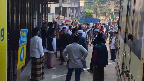Rumah Doa Jemaat GBI Cinere Depok Diteror Puluhan Orang yang Berteriak dan Menggedor