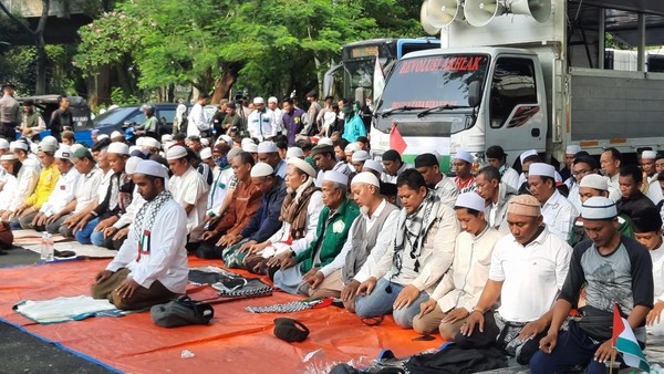 Massa PA 212 Gelar Salat Berjemaah di Depan Kedubes AS