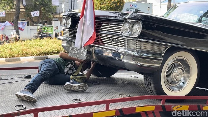 Mogok, Mobil Dinas Sukarno Gagal Antar Ganjar ke KPU