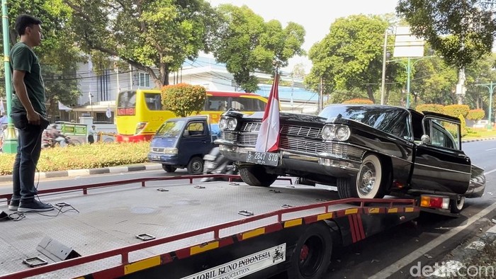 Mogok, Mobil Dinas Sukarno Gagal Antar Ganjar ke KPU