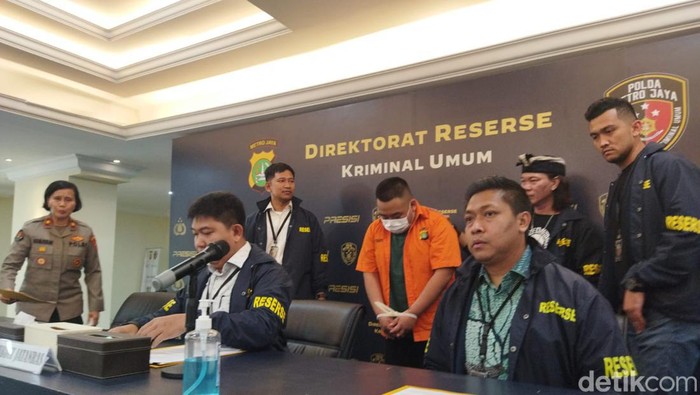 Penampakan Sopir Fortuner 'Pelat Polri Palsu' Tertunduk Usai Jadi Tersangka
