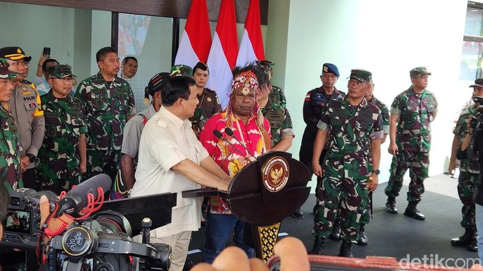 Bertemu Eks Anak Buah di Papua, Prabowo: Dulu Saya Enggak Kejam Kan?