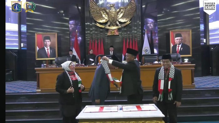 Heru Budi dan Anggota DPRD DKI Kenakan Syal Palestina Saat Rapat Paripurna