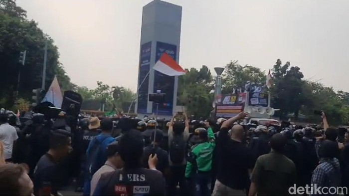 Massa Demo Tolak Coldplay di Dekat GBK Ricuh
