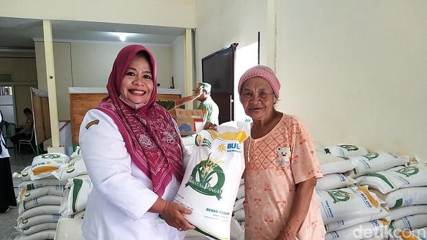 Syukur Warga Kota Malang Dapat Beras Gratis di Tengah Harga Melambung