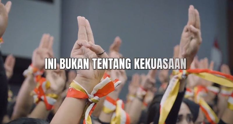 Di Balik Salam 3 Jari Ganjar ala Hunger Games