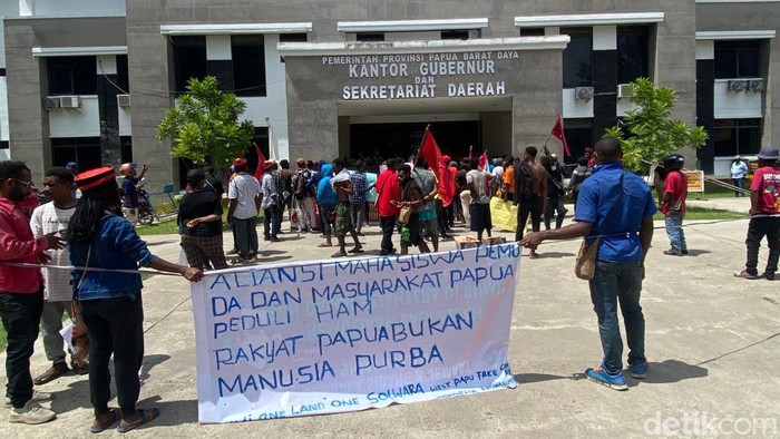 Massa di Sorong Demo Kecam Penganiayaan Mahasiswa Papua di Kupang