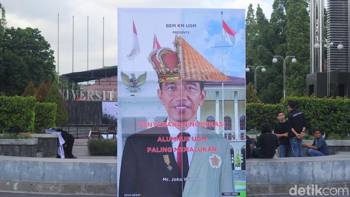 BEM KM UGM Beri Jokowi Nominasi Alumnus Paling Memalukan