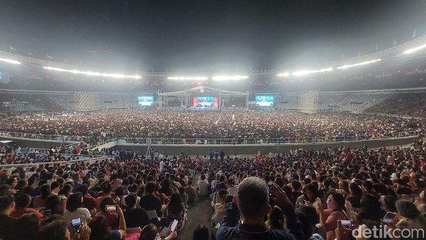 Suasana Perayaan Natal Gereja Tiberias di GBK Malam Ini, 200 Ribu Jemaat Hadir