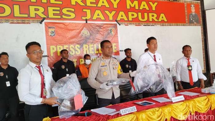 mahasiswa-bakar-kantor-bupati-kemenag-jayapura-sakit-hati-dengan-pemerintah