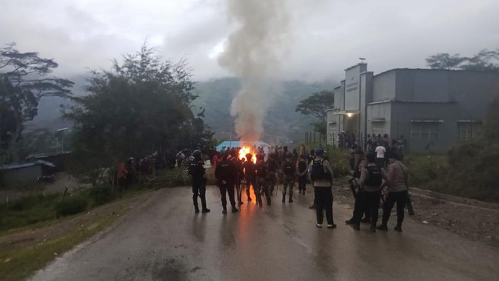 pencairan-dana-desa-tolikara-berakhir-ricuh-1-polisi-terkena-panah