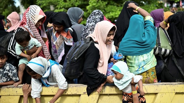 170-an-pengungsi-rohingya-tiba-di-langkat-warga-kasihan-beri-makan
