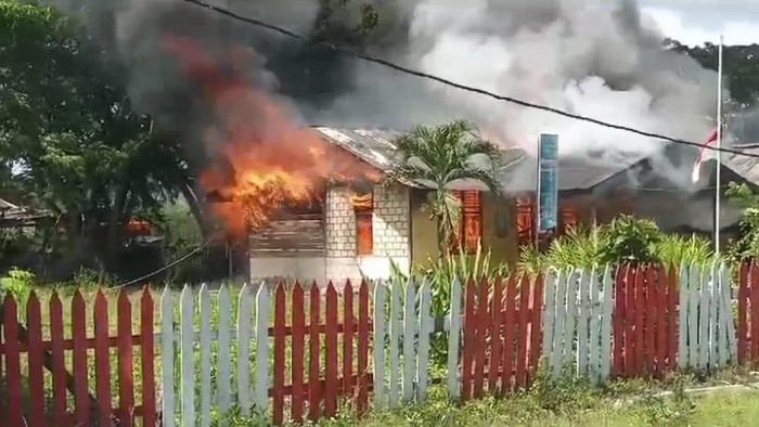 Warga Mabuk di Jayapura Keroyok Babinsa, 8 Rumah-Pos Polisi Dibakar