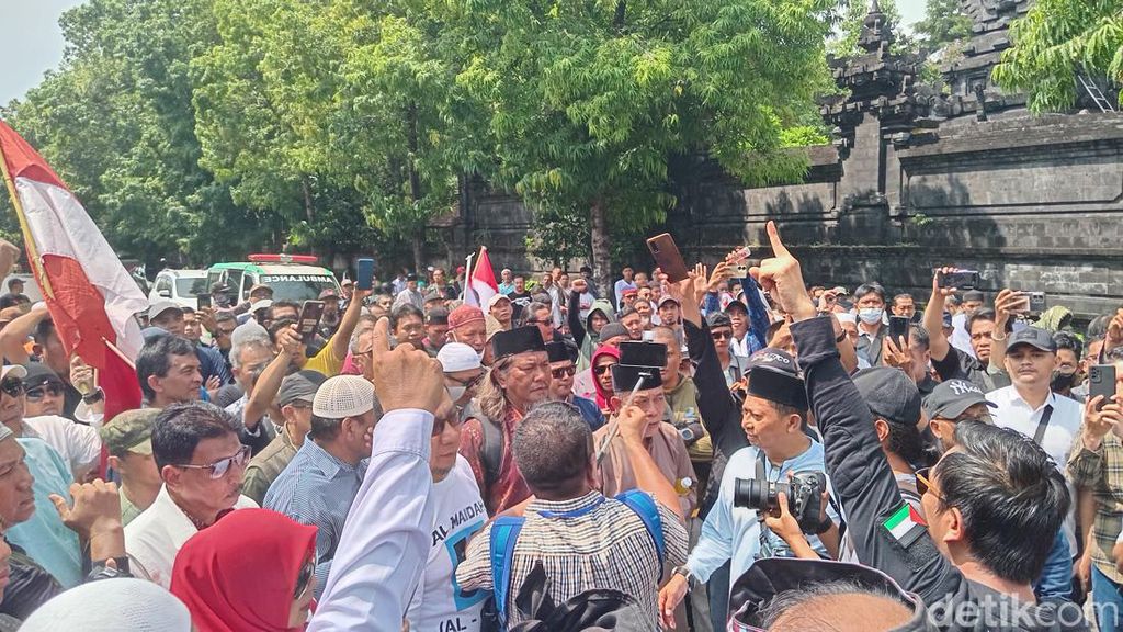Massa Geruduk Kantor DPD RI Bali, Desak Bertemu Wedakarna terkait Ucapan SARA