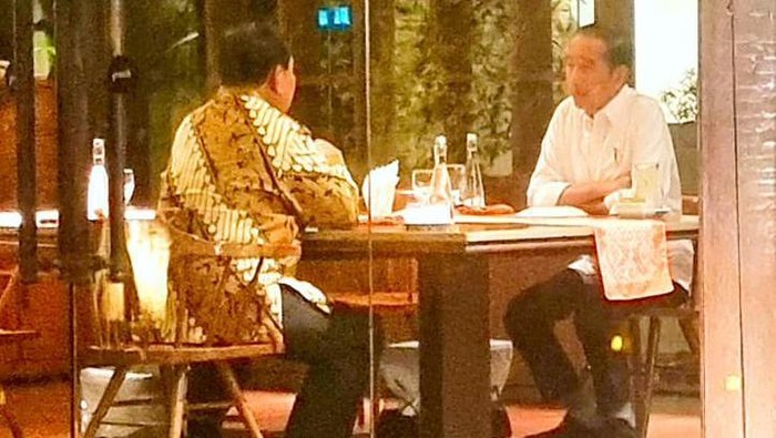 Jokowi Makan Malam Bareng Prabowo Jelang Debat Capres, Pertanda Apa?