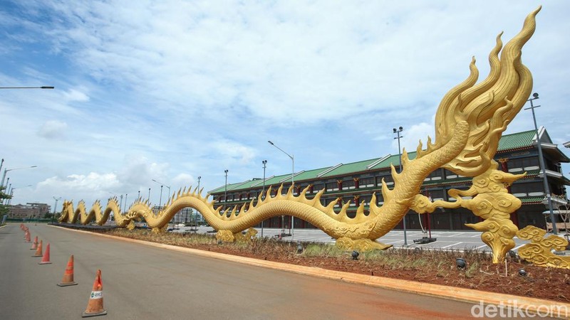 Penampakan Naga Emas Raksasa Sepanjang 153 Meter di PIK 2