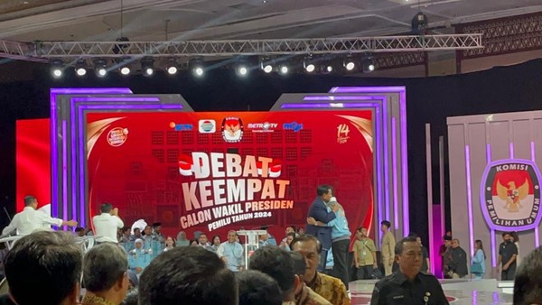 Prabowo Peluk Gibran Usai Debat Cawapres 2024